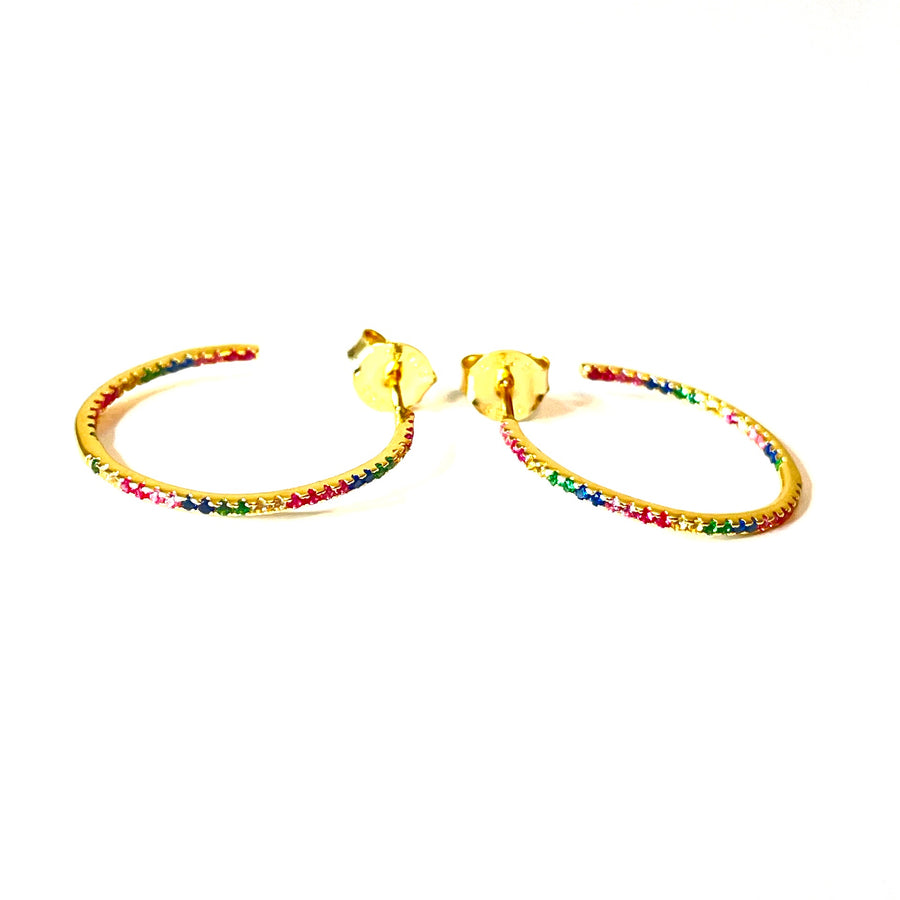 Pendientes de plata de ley con baño de oro y circonitas multicolor. Las circonitas están tanto por dentro como por fuera para que los colores estén visible todo el tiempo. Estos pendientes son simplemente ideales para cualquier estilo. Combínalo como quieras.