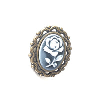 Thumbnail for ¿Te gustan los broches? ¿Te gustan competir en doma clásica? Este broche con un camafeo de rosa negro y blanco es simplemente perfecto.