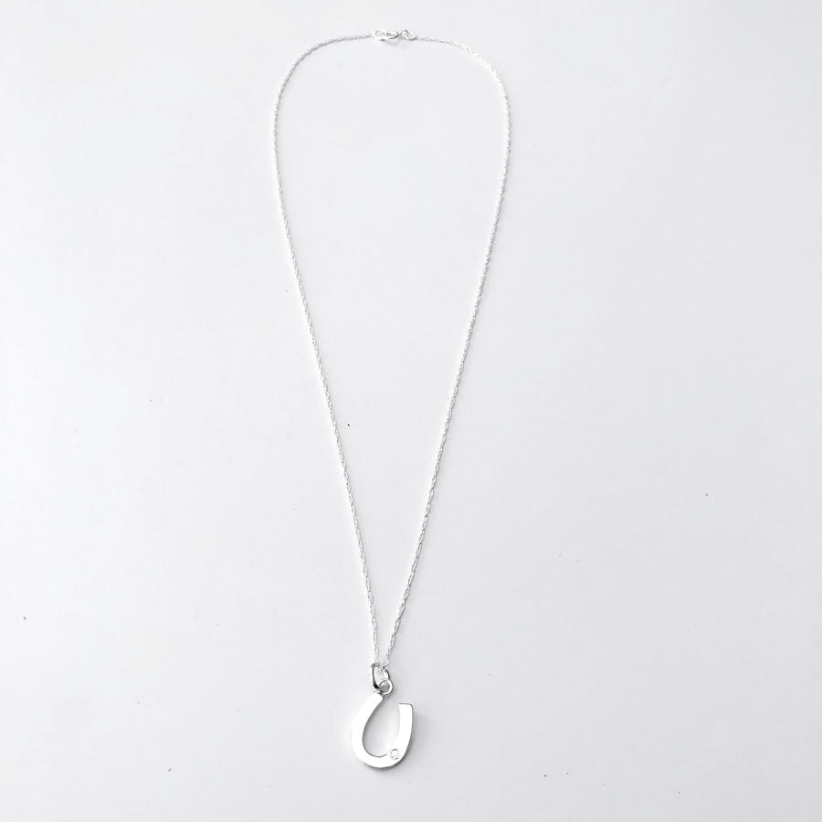 Collar corto con una herradura y cadena de plata de ley. La herradura contiene una circonita para que brilles como te gusta.