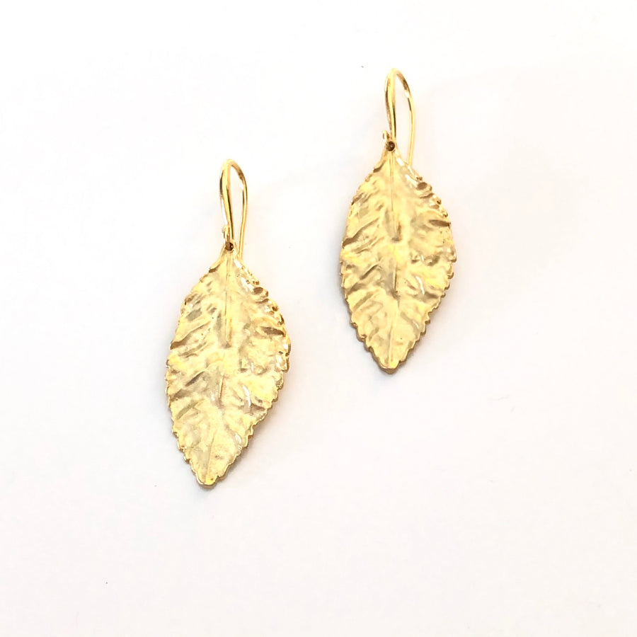 Elegantes pendientes hechos a mano con hojas de Zamak con baño de oro mate Son perfectos para un look de oficina o para unos vaqueritos.