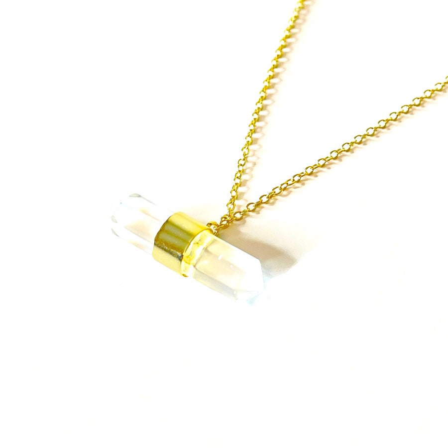 Espectacular collar corto de plata de ley con baño de oro, un colgante de plata 925 con baño de oro y cuarzo natural. Este collar es una pieza ideal y llena de energía para que la combines con tu look preferido. Zoom