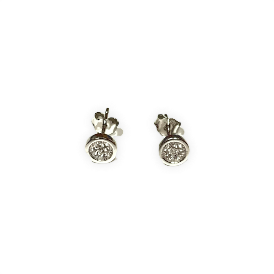 Espectaculares pendientes botón de plata de ley y circonitas blancas. Estos pendientes son perfectos para combinar con tu look favorito.